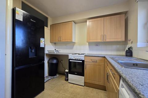 2 bedroom flat to rent, Trotwood, Grange Hill, IG7 5JP