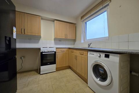 2 bedroom flat to rent, Trotwood, Grange Hill, IG7 5JP