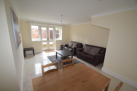 3 bedroom terraced house to rent, 24 The Smithfields