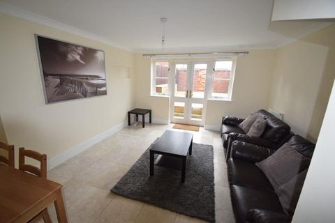 3 bedroom terraced house to rent, 24 The Smithfields