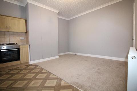 2 bedroom end of terrace house to rent, Commonside, Hanging Heaton, Batley