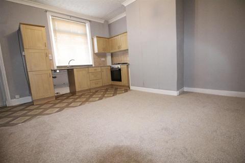 2 bedroom end of terrace house to rent, Commonside, Hanging Heaton, Batley