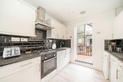 2 bedroom flat for sale, Lurline Gardens, London SW11