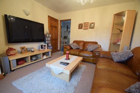 2 bedroom terraced house to rent, 27 The Larches