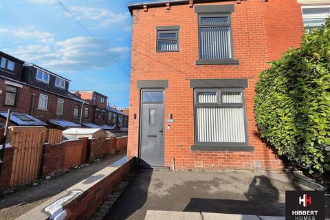 3 bedroom end of terrace house to rent, Brownlow Avenue, Royton OL2