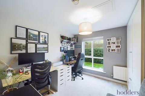 2 bedroom apartment for sale, Harrow Close, Addlestone, Surrey, KT15