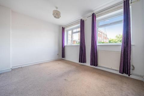 2 bedroom apartment to rent, Jordans Close, Guildford GU1