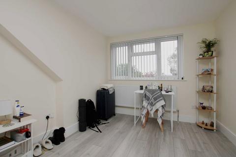 Studio to rent, Church Stretton Road, Hounslow TW3