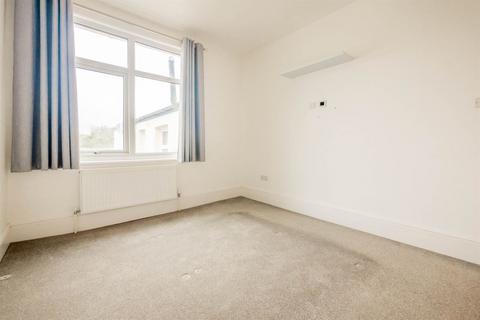 1 bedroom flat to rent, 1 bedroom First Floor Flat in Westcliff-on-Sea