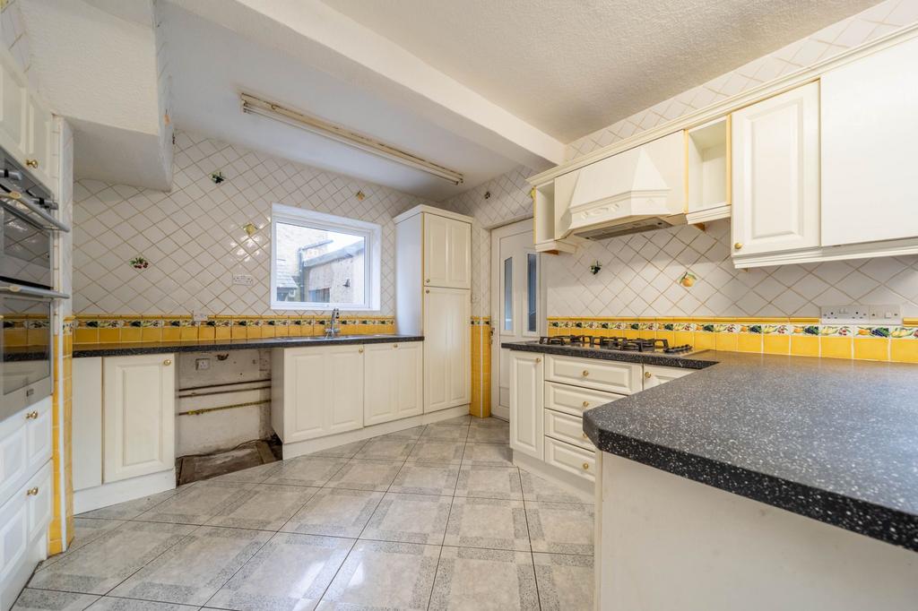 https://media.onthemarket.com/properties/16172133/1519476528/image-7-1024x1024.jpg