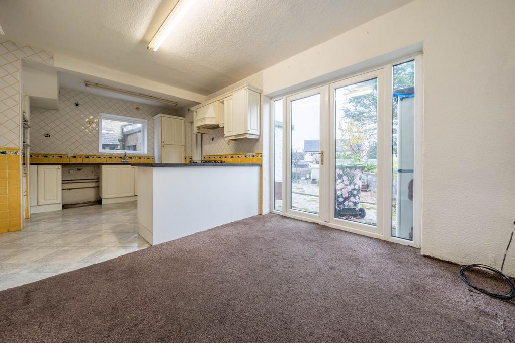 https://media.onthemarket.com/properties/16172133/1519476528/image-9-1024x1024.jpg