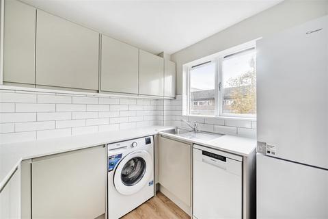 2 bedroom flat to rent, Cross Road, London, SW19