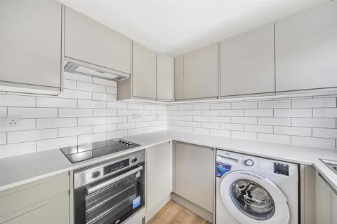 2 bedroom flat to rent, Cross Road, London, SW19