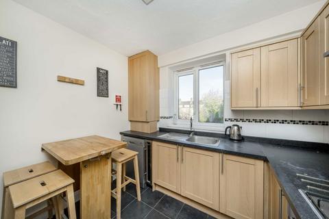 4 bedroom flat to rent, Wandle Way, London SW18