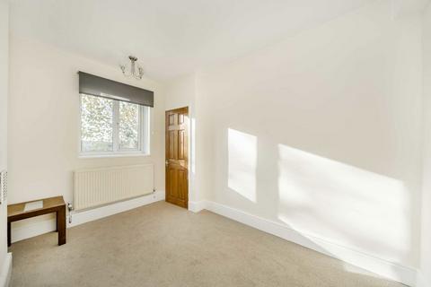 4 bedroom flat to rent, Wandle Way, London SW18