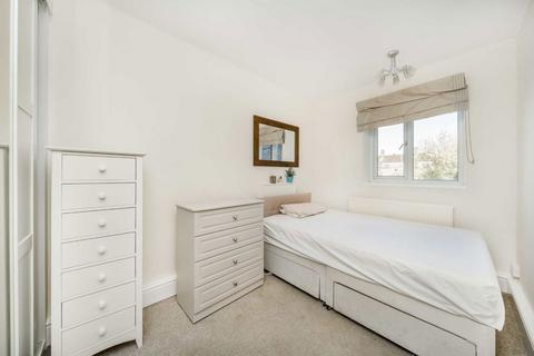 4 bedroom flat to rent, Wandle Way, London SW18