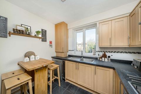 4 bedroom flat to rent, Wandle Way, London SW18