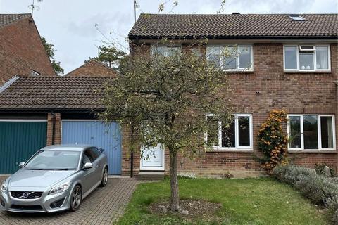 3 bedroom semi-detached house to rent, Appledown Close, Hampshire SO24