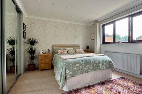 17 Lomond Close, Oakley, Basingstoke, RG23 7NA