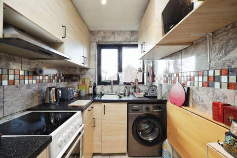 1 bedroom flat for sale, Boltons Lane, Harlington, Hayes, UB3 5BS