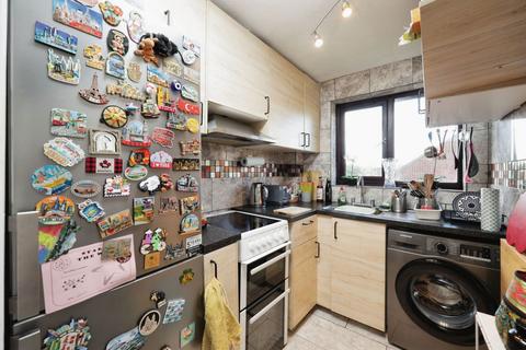 1 bedroom flat for sale, Boltons Lane, Harlington, Hayes, UB3 5BS