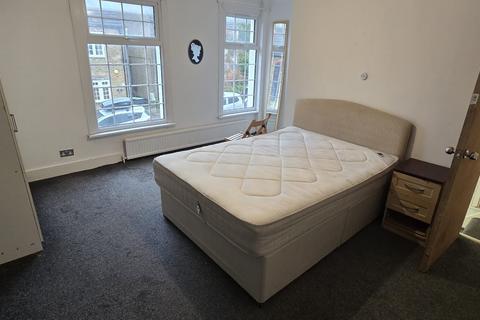 3 bedroom end of terrace house to rent, Albert Terrace, Buckhurst hill, Essex, IG9