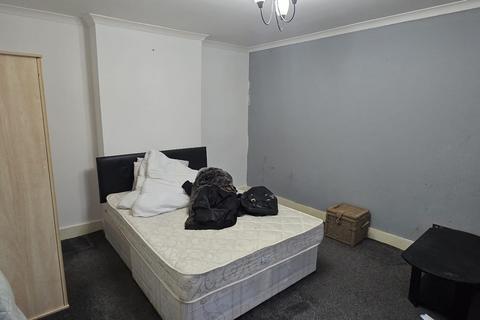 3 bedroom end of terrace house to rent, Albert Terrace, Buckhurst hill, Essex, IG9