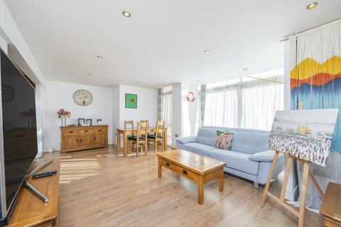 2 bedroom flat for sale, Gainsborough House, Cassilis Road, London