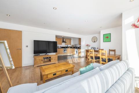 2 bedroom flat for sale, Gainsborough House, Cassilis Road, London