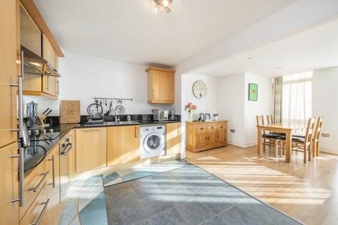 2 bedroom flat for sale, Gainsborough House, Cassilis Road, London