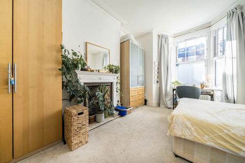 2 bedroom flat to rent, Cavendish Road, London SW12