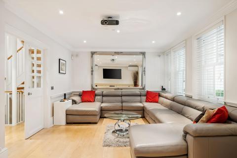 3 bedroom terraced house to rent, Richardsons Mews, London, W1T