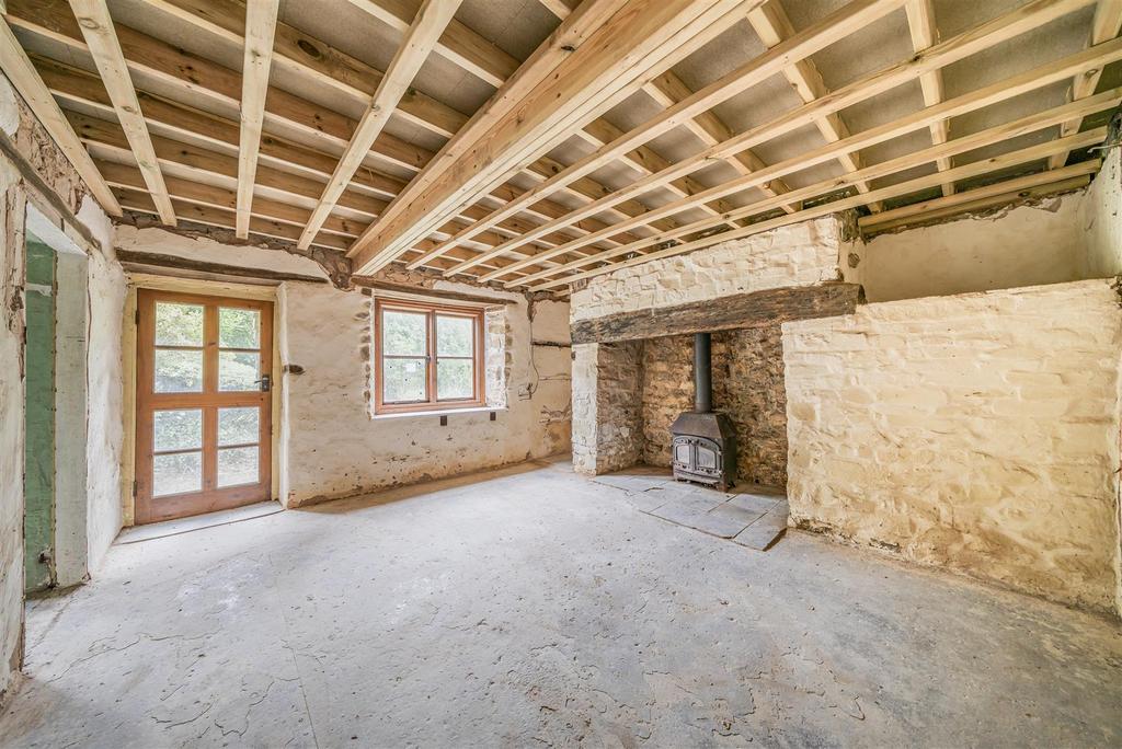 https://media.onthemarket.com/properties/16172550/1519483514/image-5-1024x1024.jpg