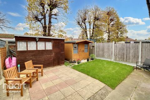 3 bedroom end of terrace house for sale, Davington Road, Dagenham