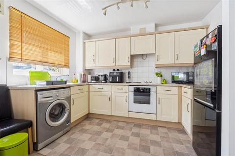 2 bedroom flat for sale, School Meadow, Guildford