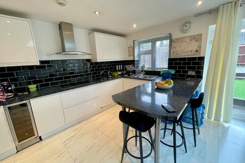 3 bedroom end of terrace house for sale, Kidner Close, Luton, Bedfordshire, LU2 7SX