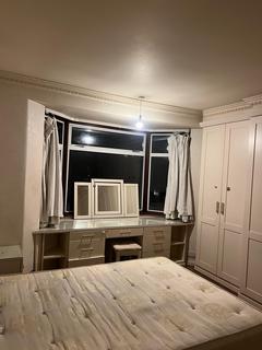 1 bedroom in a house share to rent, Ryefield Avenue, Uxbridge UB10