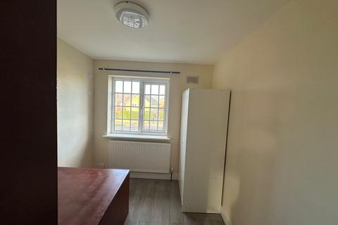 4 bedroom end of terrace house to rent, Wheatfield Road, Luton LU4