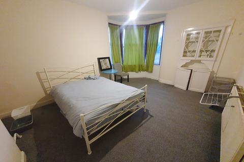 1 bedroom flat for sale, Neilston Road, Flat 3-1, Paisley PA2