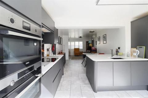 6 Clover Close, Clevedon, BS21 6EB