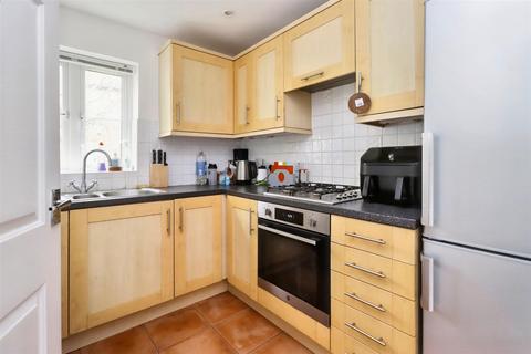 2 bedroom flat for sale, Popular central location close to town centre