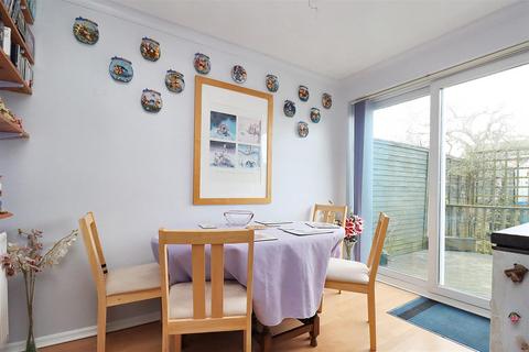 67 Cherry Avenue, Clevedon, BS21 6DX