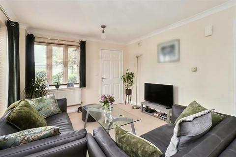 2 bedroom flat for sale, Ground floor flat in popular central location