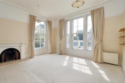 2 bedroom apartment for sale, Hall floor apartment close to Clevedon seafront