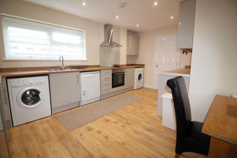 5 bedroom terraced house to rent, 5 Gravelly Drive