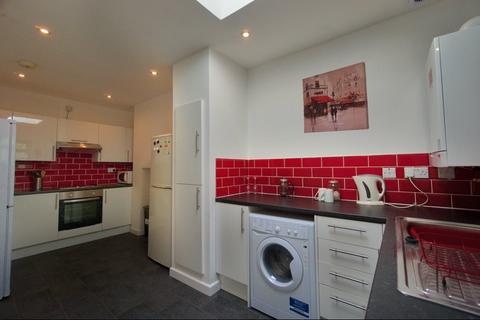 6 bedroom house to rent, Dogfield Street, Cathays, Cardiff