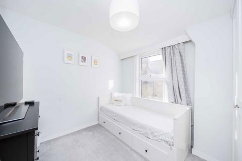 2 bedroom maisonette for sale, Burnbury Road, London SW12