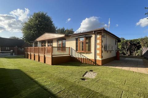 3 bedroom mobile home for sale, Little Lakeland Caravan Park, Harleston IP20