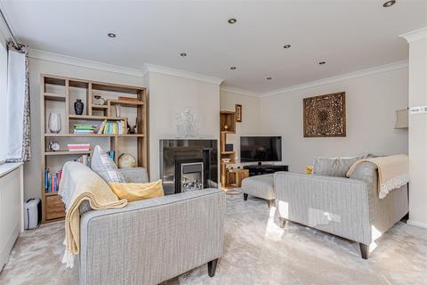 19 Castleton Close, Banstead, SM7 2JN