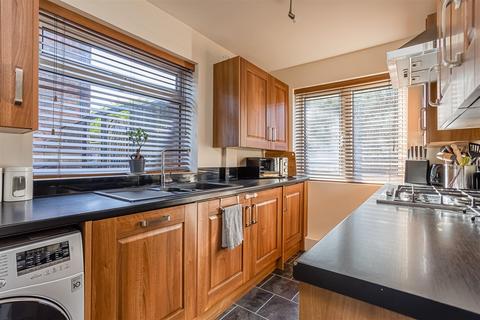 19 Castleton Close, Banstead, SM7 2JN